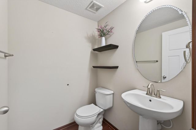 1957 Commonwealth Boulevard 4, Chanhassen, MN 55317
