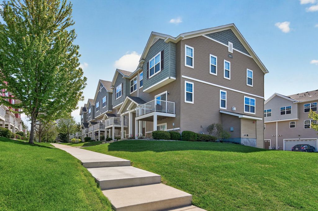 1957 Commonwealth Boulevard 4, Chanhassen, MN 55317