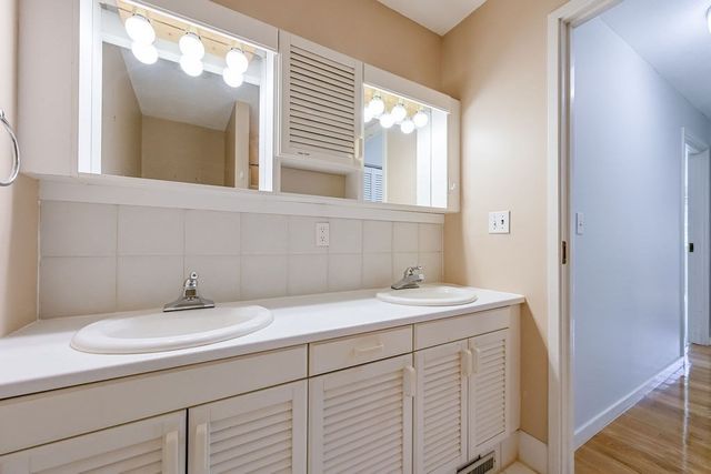 35 Independence Dr 35, Foxboro, MA 02035