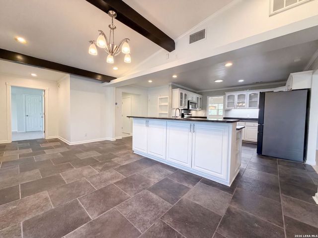 106 BRIARCLIFF DR, Castle Hills, TX 78213