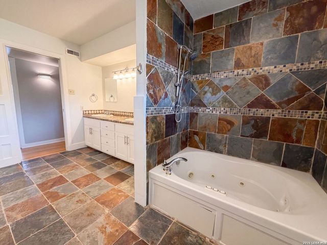 106 BRIARCLIFF DR, Castle Hills, TX 78213