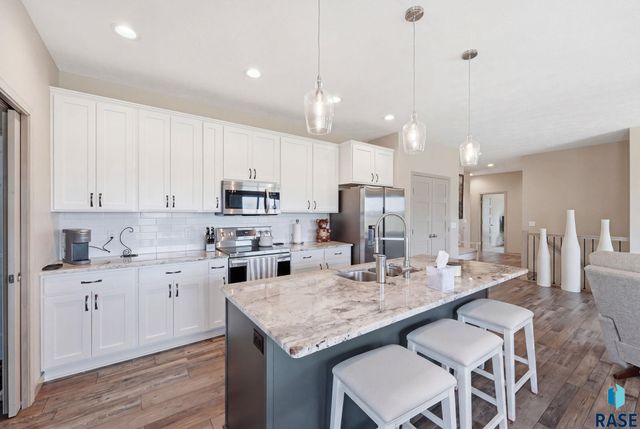 2305 S Sadie Ave Avenue, Sioux Falls, SD 57106