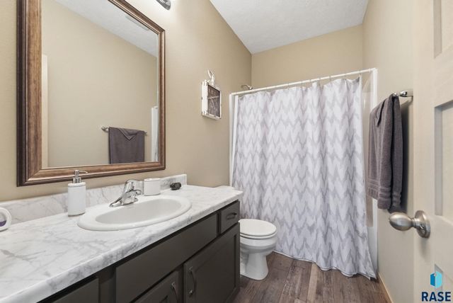 2305 S Sadie Ave Avenue, Sioux Falls, SD 57106