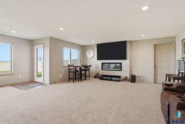 2305 S Sadie Ave Avenue, Sioux Falls, SD 57106