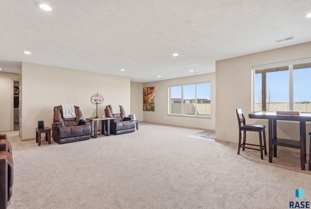 2305 S Sadie Ave Avenue, Sioux Falls, SD 57106