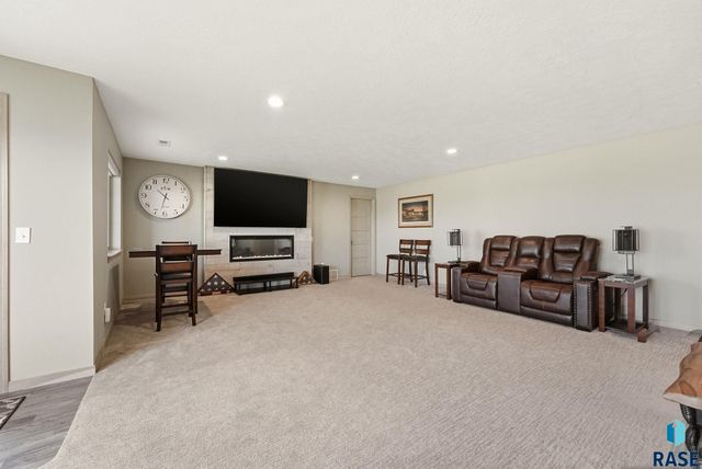 2305 S Sadie Ave Avenue, Sioux Falls, SD 57106