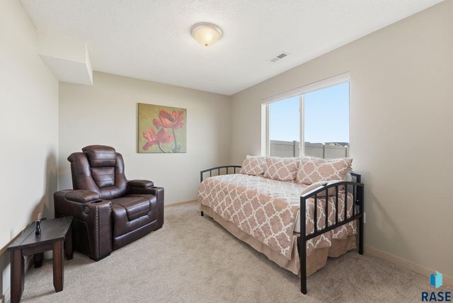 2305 S Sadie Ave Avenue, Sioux Falls, SD 57106