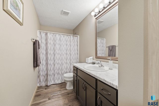 2305 S Sadie Ave Avenue, Sioux Falls, SD 57106
