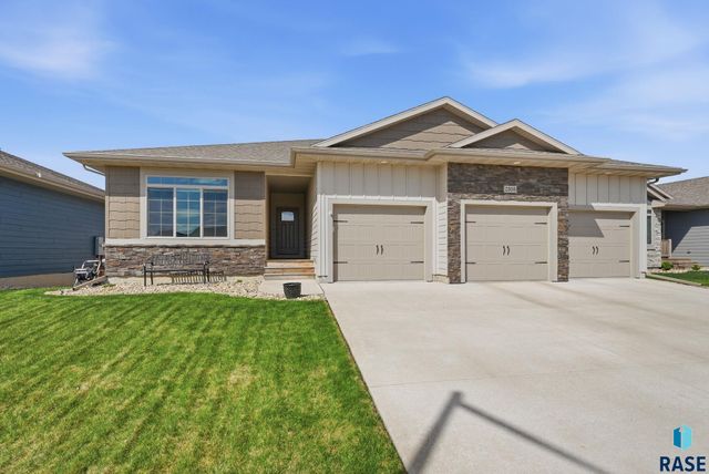 2305 S Sadie Ave Avenue, Sioux Falls, SD 57106