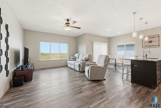 2305 S Sadie Ave Avenue, Sioux Falls, SD 57106