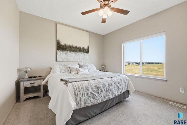 2305 S Sadie Ave Avenue, Sioux Falls, SD 57106