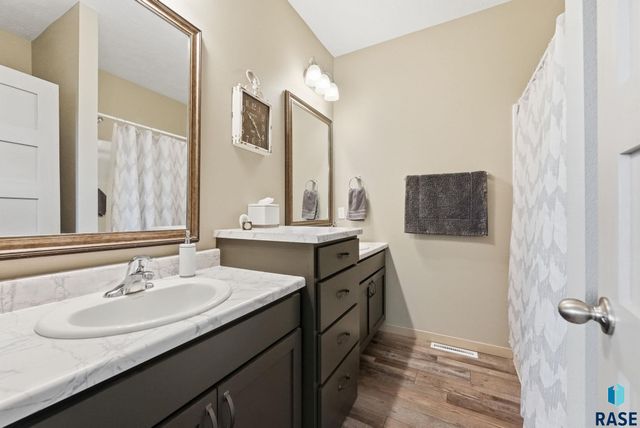 2305 S Sadie Ave Avenue, Sioux Falls, SD 57106