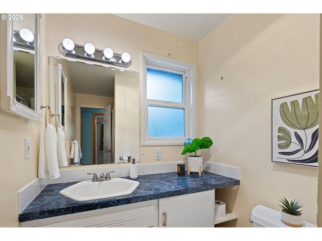425 W 28TH Ave, Eugene, OR 97405