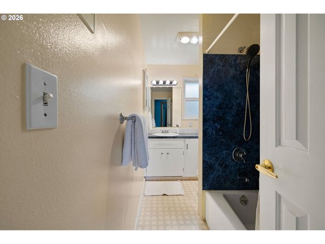 425 W 28TH Ave, Eugene, OR 97405