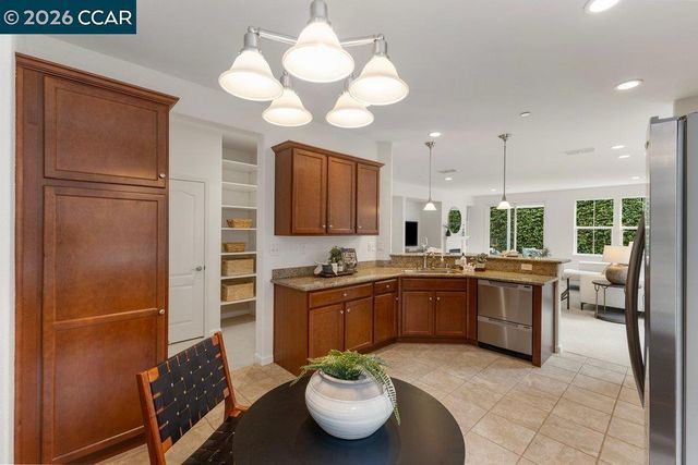 517 Falling Star Dr, Martinez, CA 94553