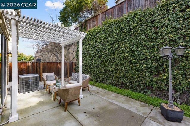 517 Falling Star Dr, Martinez, CA 94553