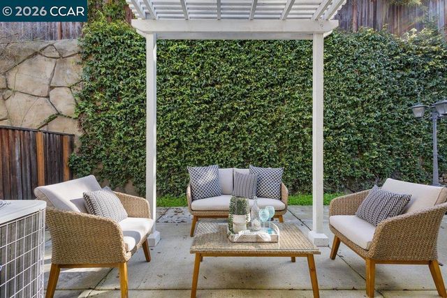 517 Falling Star Dr, Martinez, CA 94553