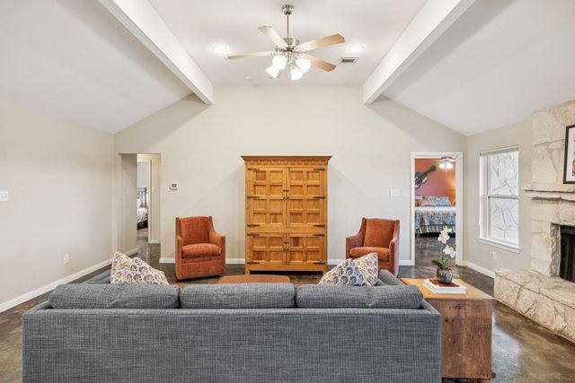 275 Starview RD, Fredericksburg, TX 78624