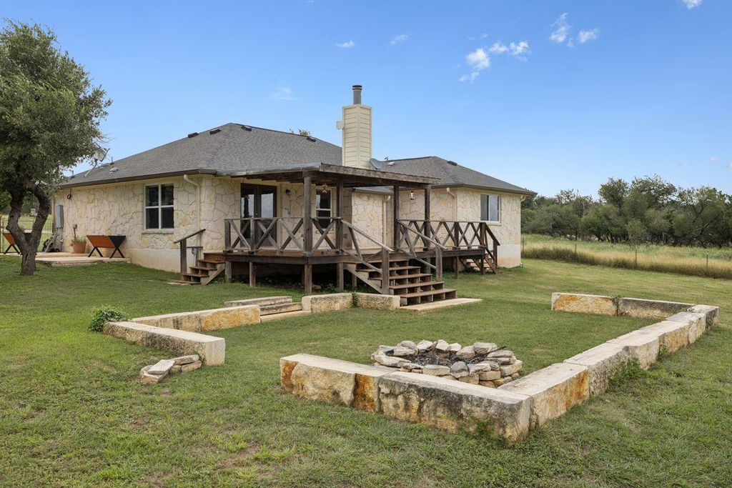 275 Starview RD, Fredericksburg, TX 78624