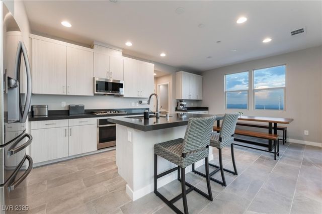 654 Amethyst Point Way, Las Vegas, NV 89138