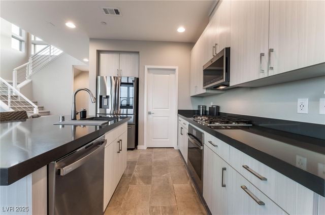 654 Amethyst Point Way, Las Vegas, NV 89138