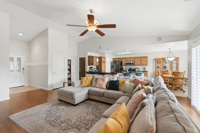 1059 W Ambassador Dr, Hanford, CA 93230