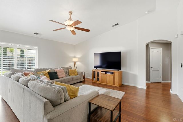 1059 W Ambassador Dr, Hanford, CA 93230