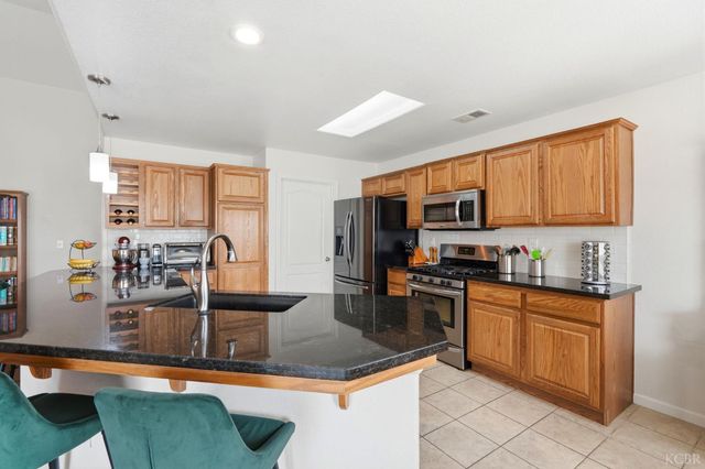 1059 W Ambassador Dr, Hanford, CA 93230