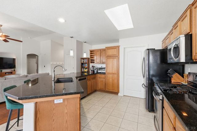 1059 W Ambassador Dr, Hanford, CA 93230