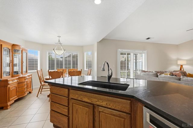 1059 W Ambassador Dr, Hanford, CA 93230