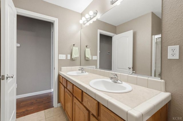 1059 W Ambassador Dr, Hanford, CA 93230