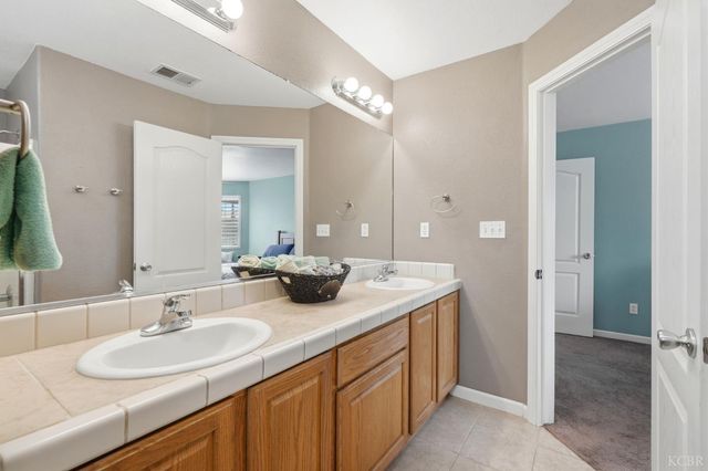 1059 W Ambassador Dr, Hanford, CA 93230