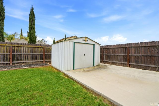 1059 W Ambassador Dr, Hanford, CA 93230