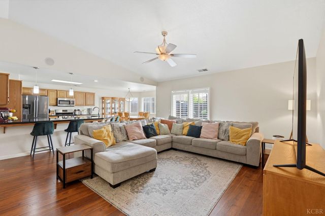 1059 W Ambassador Dr, Hanford, CA 93230