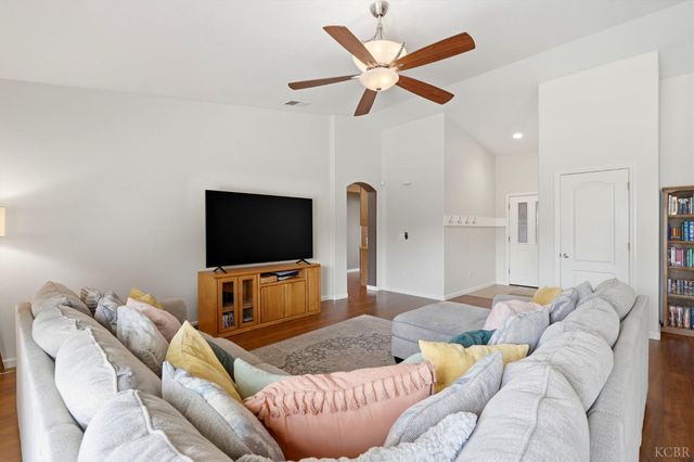 1059 W Ambassador Dr, Hanford, CA 93230