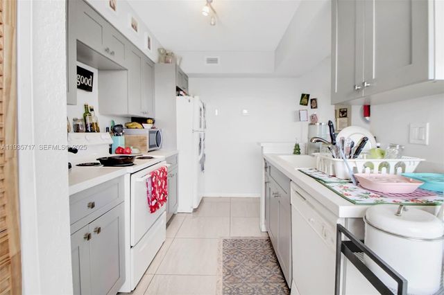 2803 N Oakland Forest Dr 205, Oakland Park, FL 33309