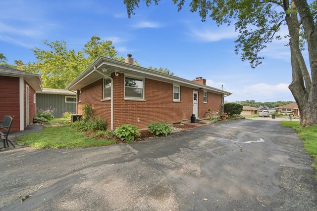 39181 N Cedar Crest Drive, Lake Villa, IL 60046