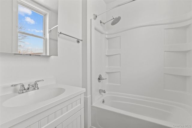 10 S Eckar Street 3, Irvington, NY 10533