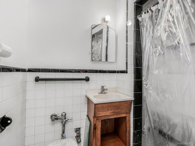 986 Neill Avenue, Bronx, NY 10462