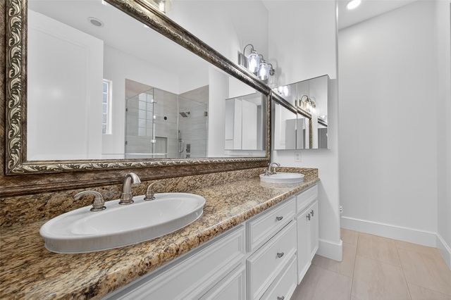 1042 W 25th Street A, Houston, TX 77008