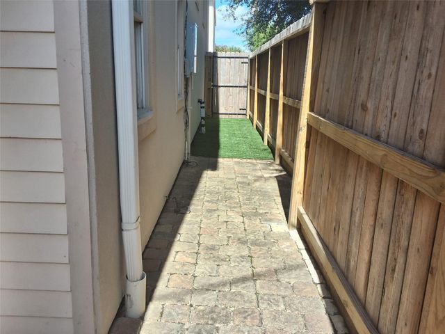 1042 W 25th Street A, Houston, TX 77008