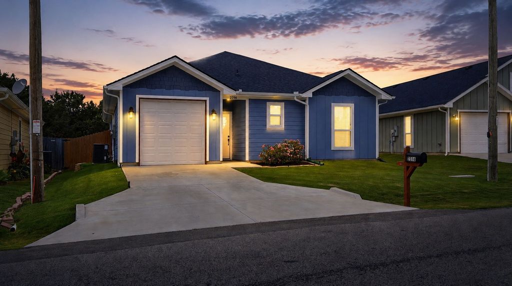 2316 Creekview Drive, Granbury, TX 76048