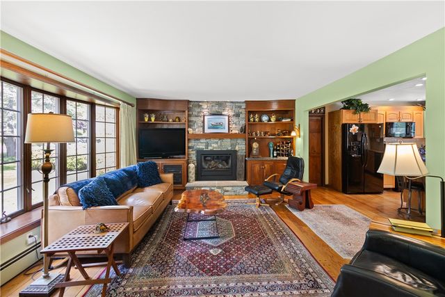 10 Bartlett Road, Middletown, RI 02842