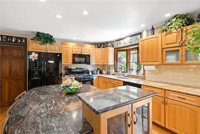 10 Bartlett Road, Middletown, RI 02842