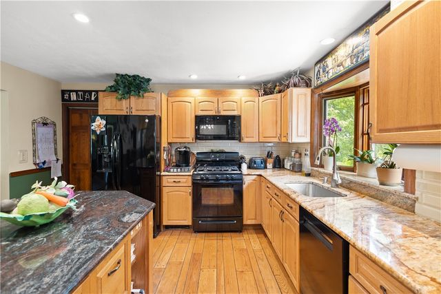 10 Bartlett Road, Middletown, RI 02842