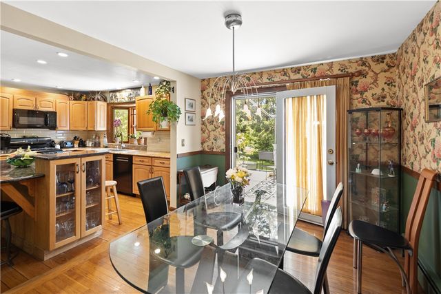 10 Bartlett Road, Middletown, RI 02842