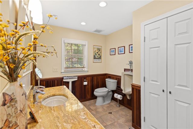 10 Bartlett Road, Middletown, RI 02842