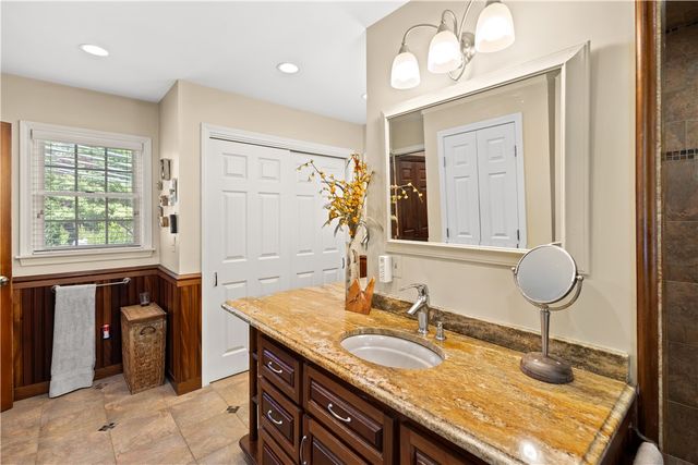 10 Bartlett Road, Middletown, RI 02842