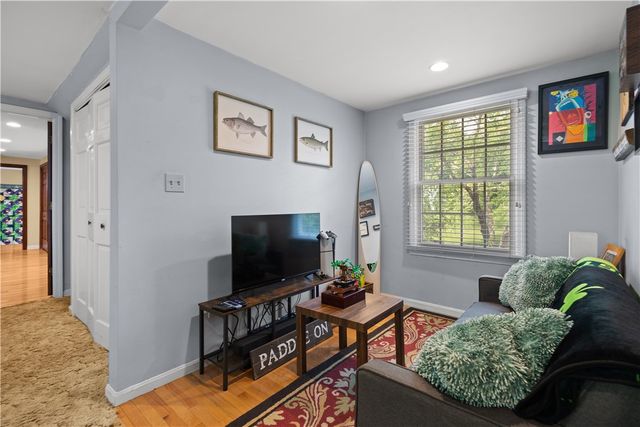 10 Bartlett Road, Middletown, RI 02842