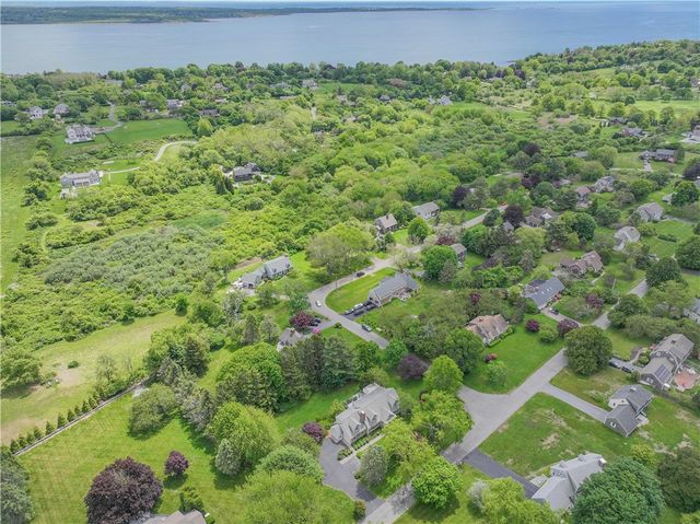 10 Bartlett Road, Middletown, RI 02842